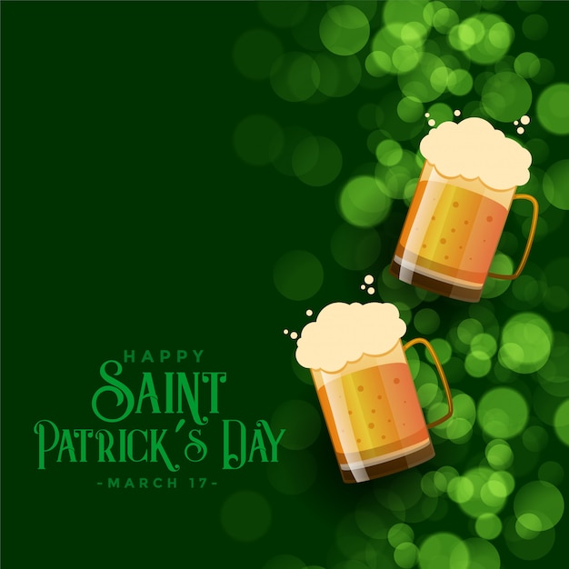 Fondo del bokeh del verde del día de St Patrick con las tazas de cerveza