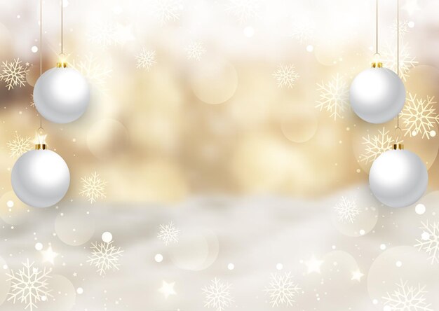 Fondo dorado de Navidad con adornos colgantes en paisaje desenfocado