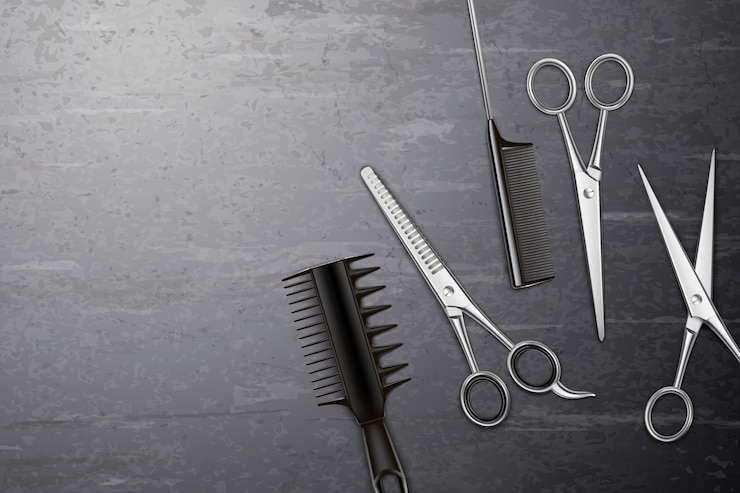 Vector gratuito fondo de herramientas de peluquería con peine y tijeras en mesa realista