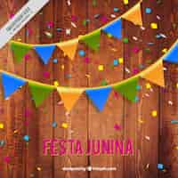 Vector gratuito fondo de madera de fiesta junina con guirnaldas y confeti