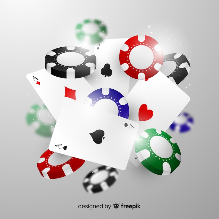 Vector gratuito fondo realista fichas y cartas de casino cayendo