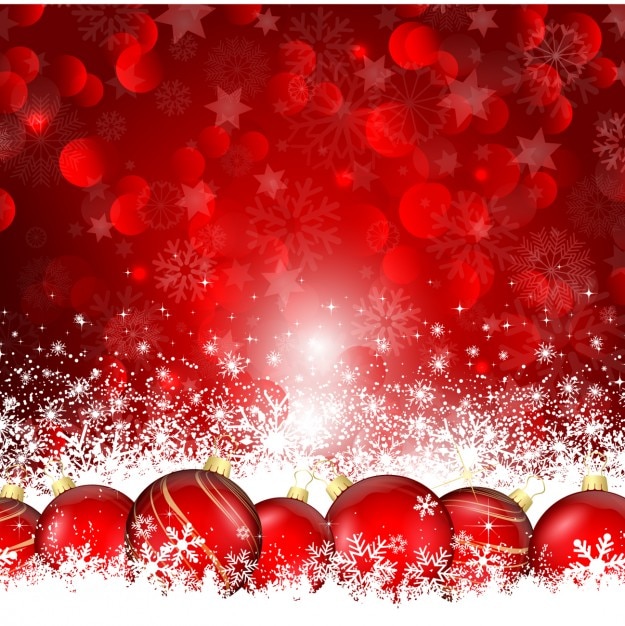 Fondo rojo de bolas de navidad en la nieve