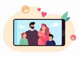 Vector gratuito foto de padres felices con hijos en smartphone. selfie o retrato de familia tomado con ilustración de vector plano de cámara de teléfono. familia, concepto de recuerdos para banner, diseño de sitio web o página de inicio