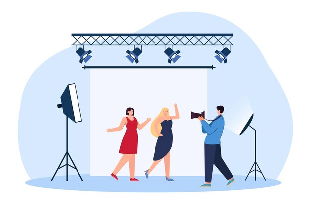 Fotógrafo tomando fotos de modelos de ilustración vectorial plana. Mujeres vestidas posando para la cámara en el fondo de un estudio profesional con luz. Fotografía, concepto de disparo