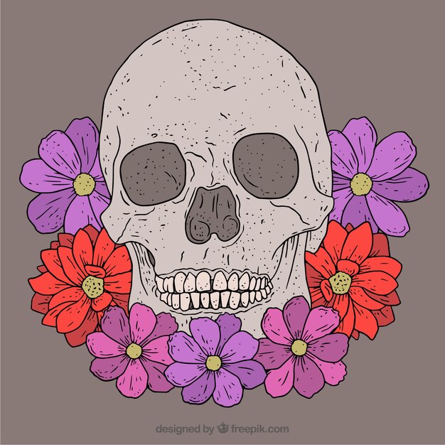 Genial calavera con flores rojas y moradas dibujadas a mano