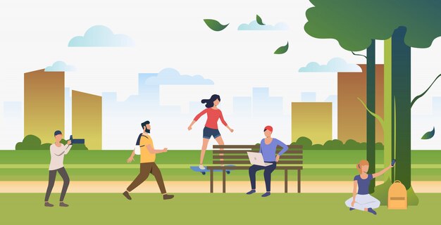 Gente haciendo deporte, relajándose y tomando fotos en el parque de la ciudad.