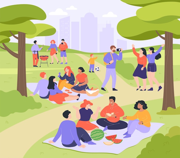 Gente haciendo picnic en la ilustración de vector plano de parque público. Hombres y mujeres felices, familia y niños sentados en una manta, comiendo y hablando. Paisaje, ocio, concepto de actividad al aire libre.