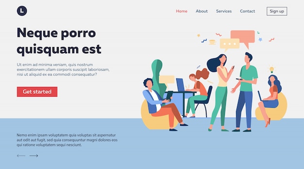 Gente inconformista hablando y usando computadoras en colaboración