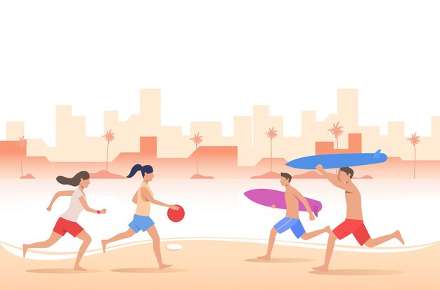 Gente jugando con la pelota y llevando tablas de surf en la playa de la ciudad.