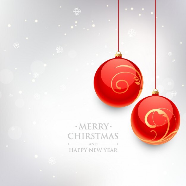 Hermosa bola de navidad en fondo nevado