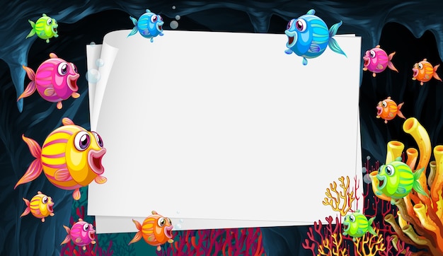 Hoja de papel en blanco con personaje de dibujos animados de peces exóticos en la escena submarina