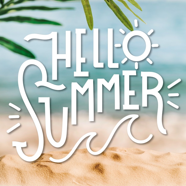 Hola letras de verano y fondo borroso