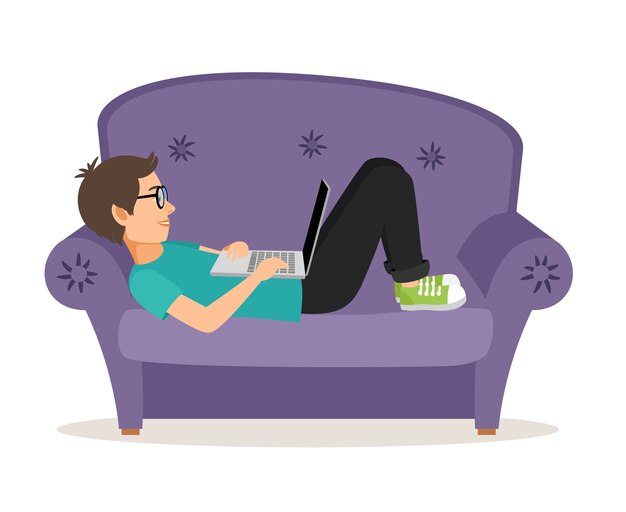 Hombre jugador acostado en el sofá con el portátil. Persona y comodidad muebles para el hogar, adolescente masculino