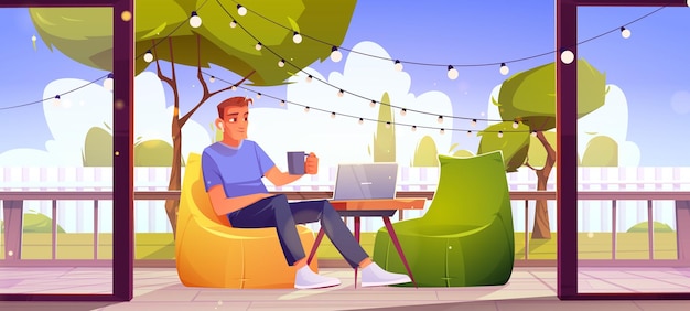 El hombre se relaja en la terraza de la casa al aire libre personaje masculino con una taza de café sentado en un patio de madera en un sillón con una computadora portátil en la mesa árboles verdes y vista al césped Área para relajarse Ilustración vectorial de dibujos animados