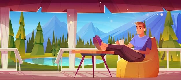 Vector gratuito hombre sentado relajándose y bebiendo té en la terraza cerca de paisaje de montaña ilustración vectorial de dibujos animados de personaje masculino en el patio vacaciones de verano en la naturaleza cerca del lago colinas rocosas y árboles en el bosque