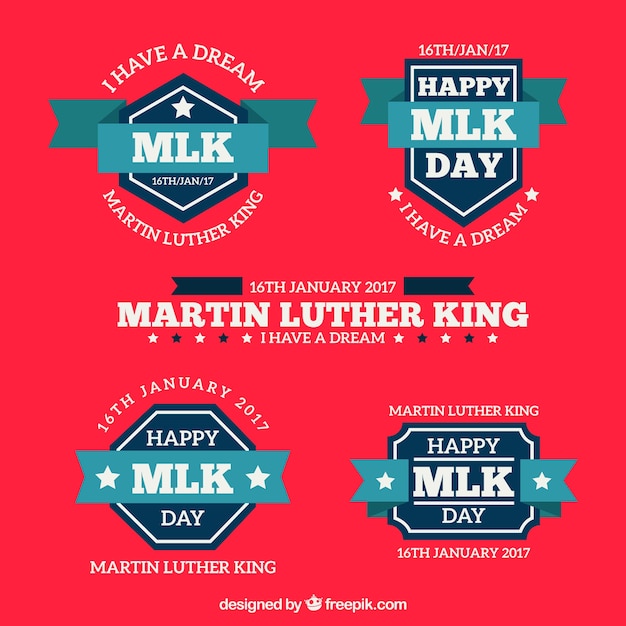 Vector gratuito insignias planas del día de martin luther king con cintas azules