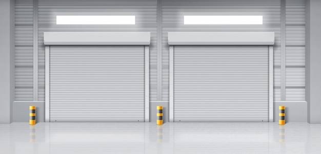 Interior del almacén con puertas cerradas.
