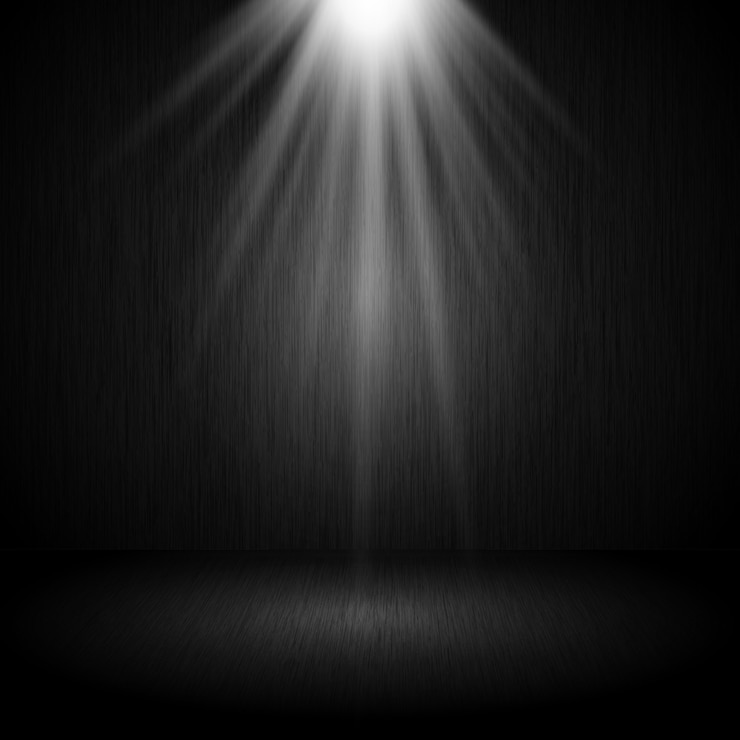 Vector gratuito el interior de la habitación de grunge oscuro con la luz de los reflectores brillando hacia abajo