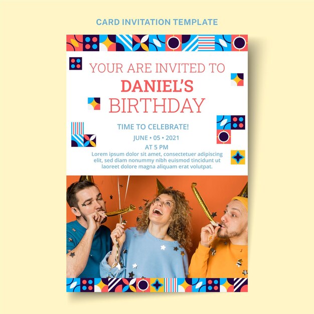 Vector gratuito invitación de cumpleaños de mosaico plano