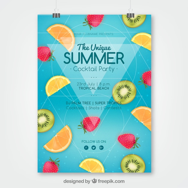 Vector gratuito invitación de fiesta de verano con frutas en estilo realista