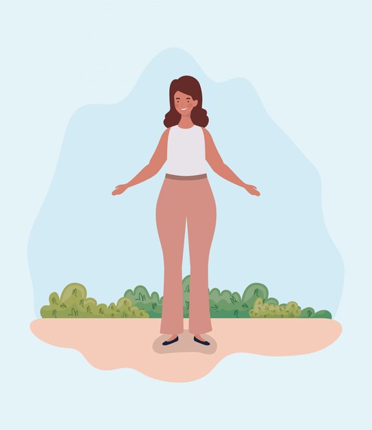 Joven mujer gorda de pie en el campamento