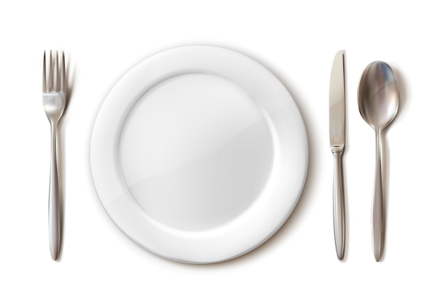 Juego de cubiertos de plato blanco, tenedor, cuchara y cuchillo aislado en blanco