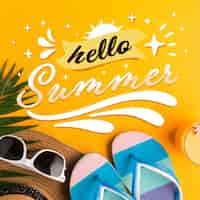 Vector gratuito letras de verano con chanclas y gafas de sol