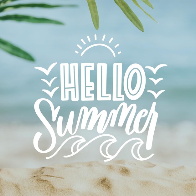 Letras de verano con playa y hojas