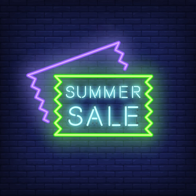 Letrero de neón de la venta de verano. ilustración con texto azul brillante en marco y folleto de venta
