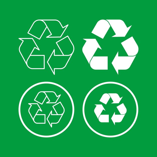 Letreros blancos de reciclaje sobre un fondo verde