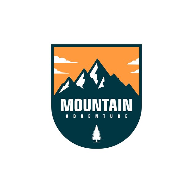 El logotipo de la aventura de montaña con picos y un pino con un fondo de puesta de sol