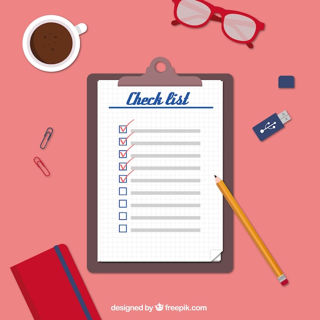 Vector gratuito lugar de trabajo con lista de verificación y objetos decorativos