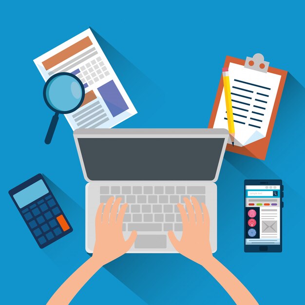 Mano con laptop y finanzas de oficina con calculadora