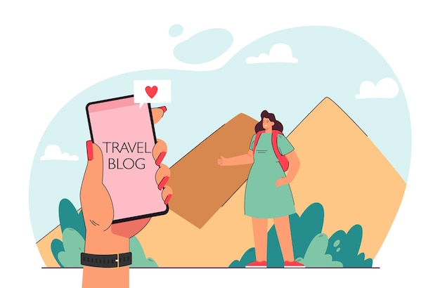 Mano de mujer sosteniendo teléfono con blog de viajes en pantalla. blogger femenina en egipto ilustración vectorial plana. comunicación, redes sociales, concepto de viaje para banner, diseño de sitio web o página web de destino