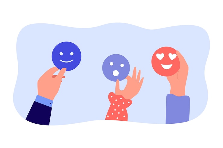 Vector gratuito manos sosteniendo caras de dibujos animados con diferentes emociones. personas con emoticonos felices, sorprendidos y enamorados ilustraciones vectoriales planas. redes sociales, concepto de emociones para banner o página web de destino