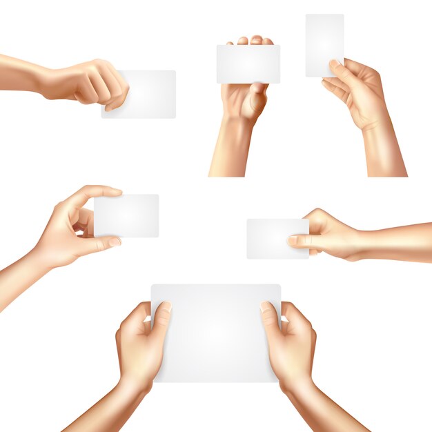 Manos sosteniendo carteles de tarjetas en blanco