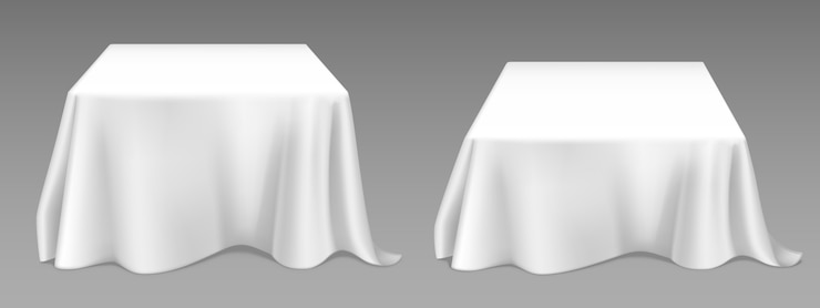 Vector gratuito mantel blanco sobre mesas cuadradas. maqueta realista de vector de escritorio de comedor vacío con tela de lino en blanco con cortinas para restaurante de banquetes, eventos festivos o cenas. plantilla con funda de tela