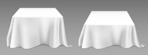 Mantel blanco sobre mesas cuadradas. Maqueta realista de vector de escritorio de comedor vacío con tela de lino en blanco con cortinas para restaurante de banquetes, eventos festivos o cenas. Plantilla con funda de tela