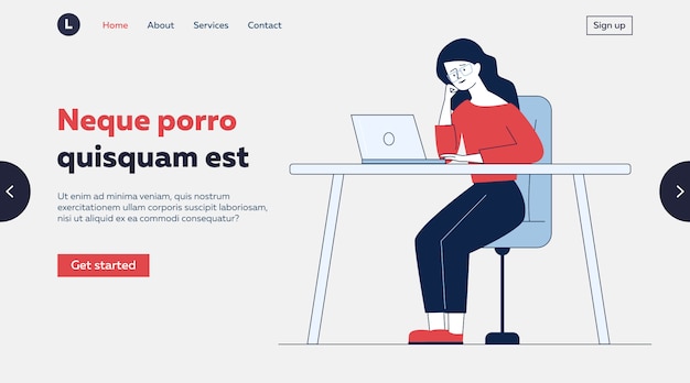 Mujer cansada que usa la computadora portátil en el escritorio
