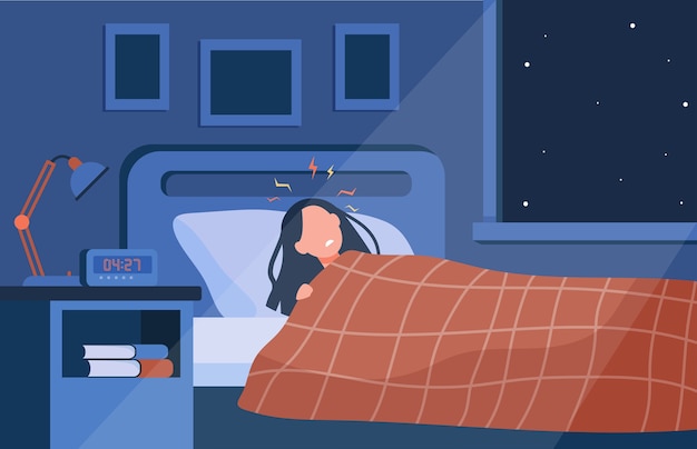 Mujer deprimida sin dormir acostada en la cama por la noche. Persona que sufre de trastornos del sueño, insomnio o fiebre.