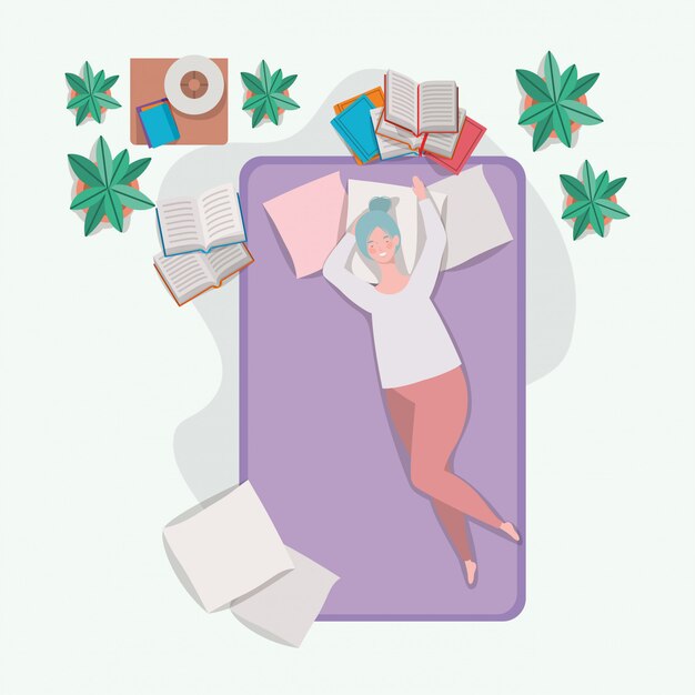 Mujer gorda joven que se relaja en el colchón en el dormitorio