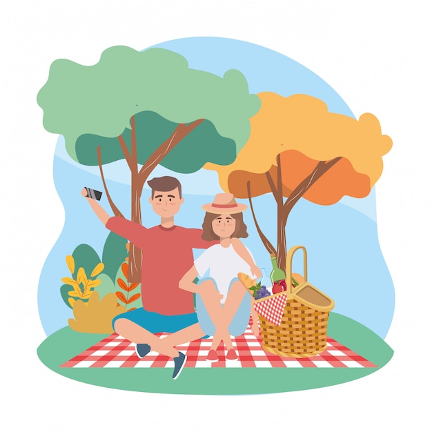 Mujer y hombre con smartphone selfie y comida en la cesta.