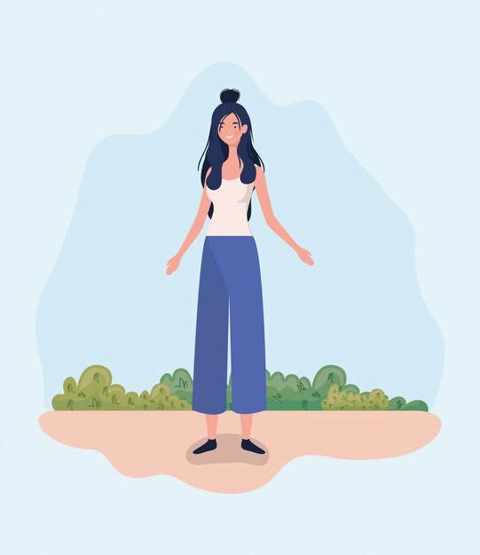 Mujer joven de pie en el campamento