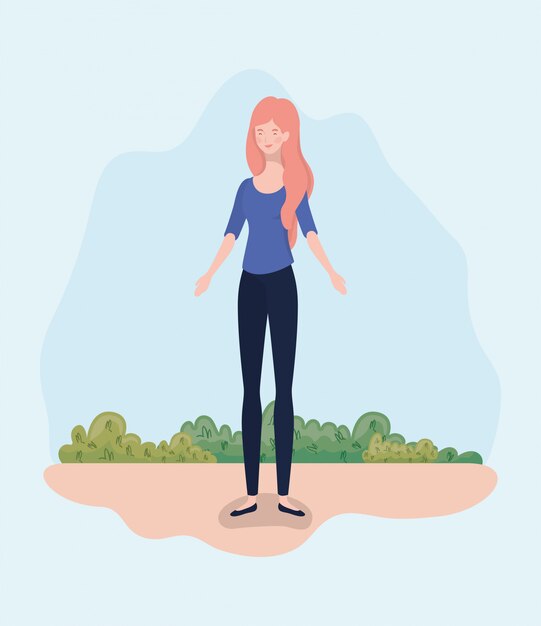 Mujer joven de pie en el campamento