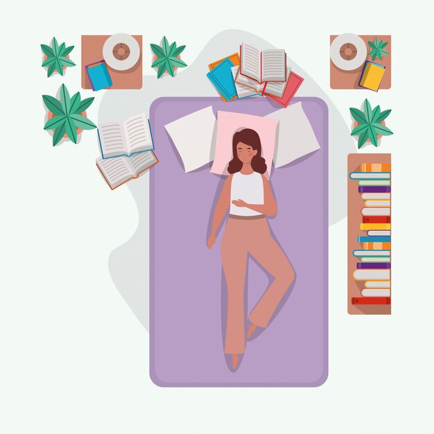 Mujer joven que se relaja en el colchón en el dormitorio