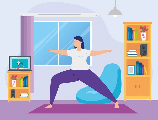 Mujer practicando yoga en línea en la sala de estar