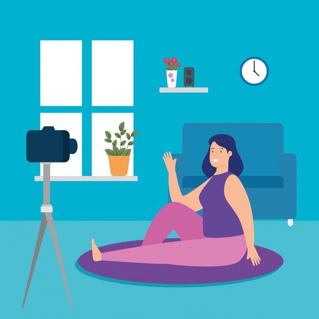 Mujer practicando yoga en línea en la sala de estar