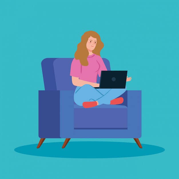 Mujer trabajando en teletrabajo con laptop en sofá