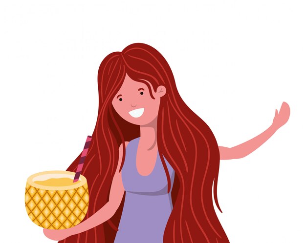 Mujer con traje de baño y cóctel de piña en la mano.