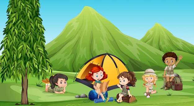 Niños acampando en el bosque